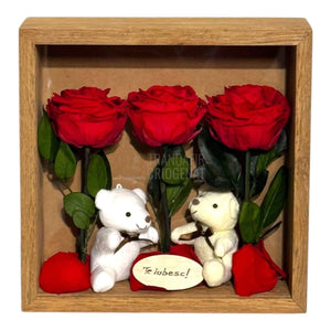 Tablou Elegant Cu Trandafiri Criogenați Roșii Și Urși De Plus Cadou Emoțional Pentru Iubire Dimensiuni 27x27 Cm - Trandafir - Criogenat.ro