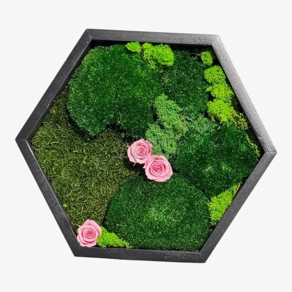Tablou Hexagonal Cu Mușchi Licheni Trandafiri Criogenați Roz Natură Eleganță Diametru 35 cm - Trandafir - Criogenat.ro