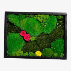Tablou Natural 30x40 Cm Cu Mușchi Stabilizat Licheni Decorativi Și Trandafiri Criogenați În Rama Neagră - Trandafir - Criogenat.ro