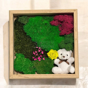 Tablou Natural cu Mușchi Licheni Trandafir Criogenat și Ursuleț o Declarație de Dragoste Unică - Trandafir - Criogenat.ro