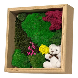 Tablou Natural cu Mușchi Licheni Trandafir Criogenat și Ursuleț o Declarație de Dragoste Unică - Trandafir - Criogenat.ro