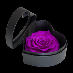 Trandafir Criogenat mov Ø9cm in cutie inima 13x13x8cm - Trandafir-Criogenat.ro